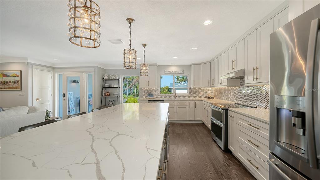 1050 Bogey Lane Longboat Key, FL 34228 - Photo 11 of 57