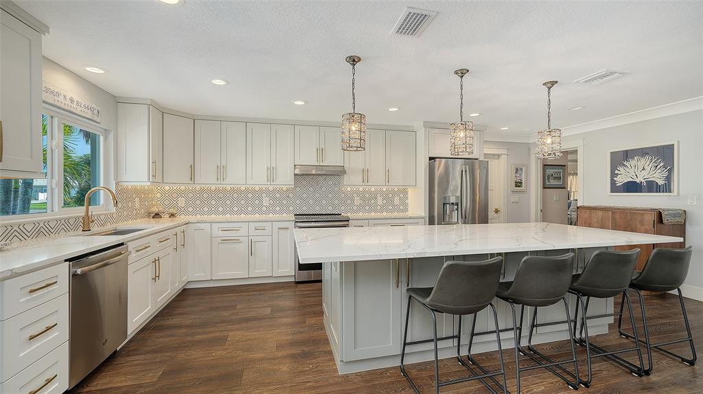 1050 Bogey Lane Longboat Key, FL 34228 - Photo 9 of 57