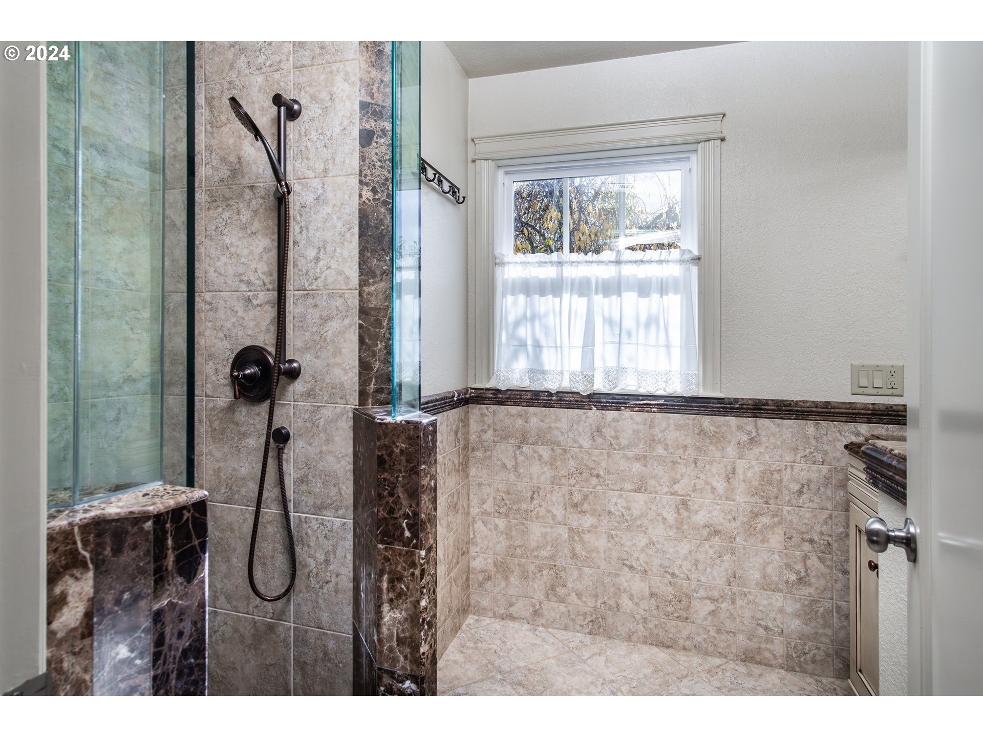 417 Elgarose Road Roseburg, OR 97471 - Photo 23 of 44 a bathroom with a shower