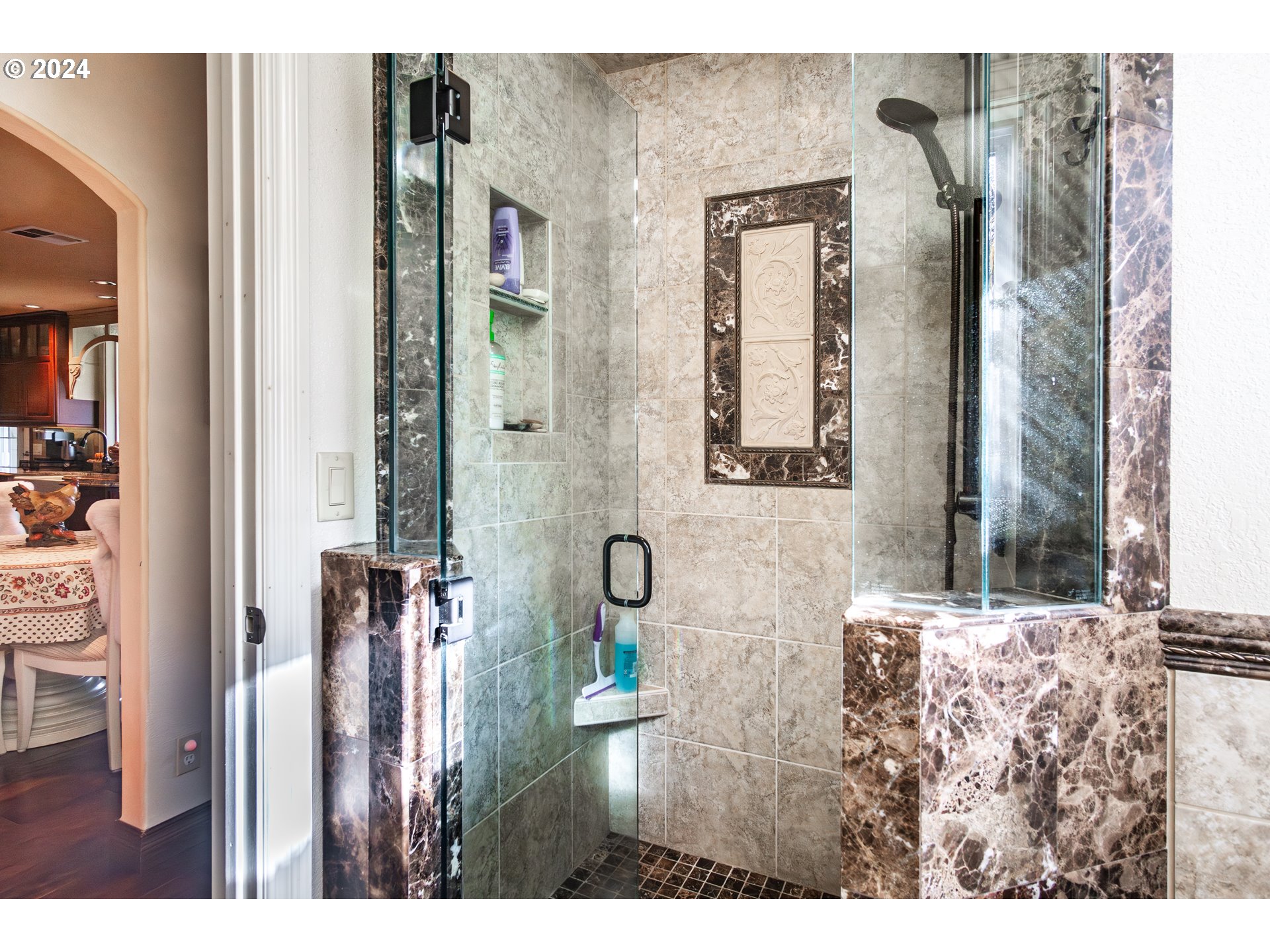 417 Elgarose Road Roseburg, OR 97471 - Photo 24 of 44 a bathroom with mirror and bathtub