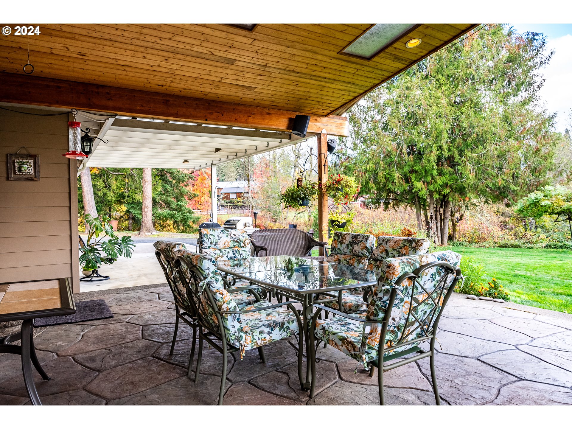 417 Elgarose Road Roseburg, OR 97471 - Photo 27 of 44 a view of an outdoor dining space with a table and chairs