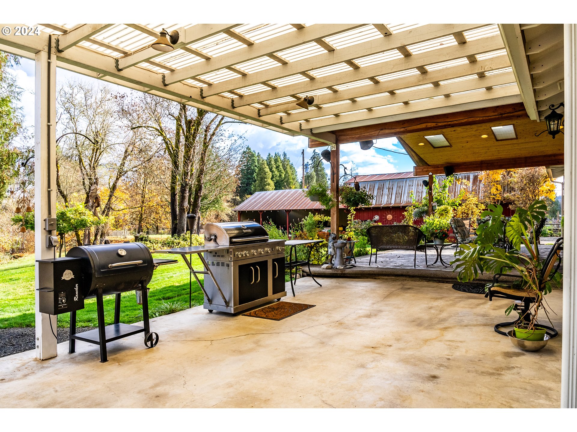 417 Elgarose Road Roseburg, OR 97471 - Photo 28 of 44 a view of a chairs and table in a patio