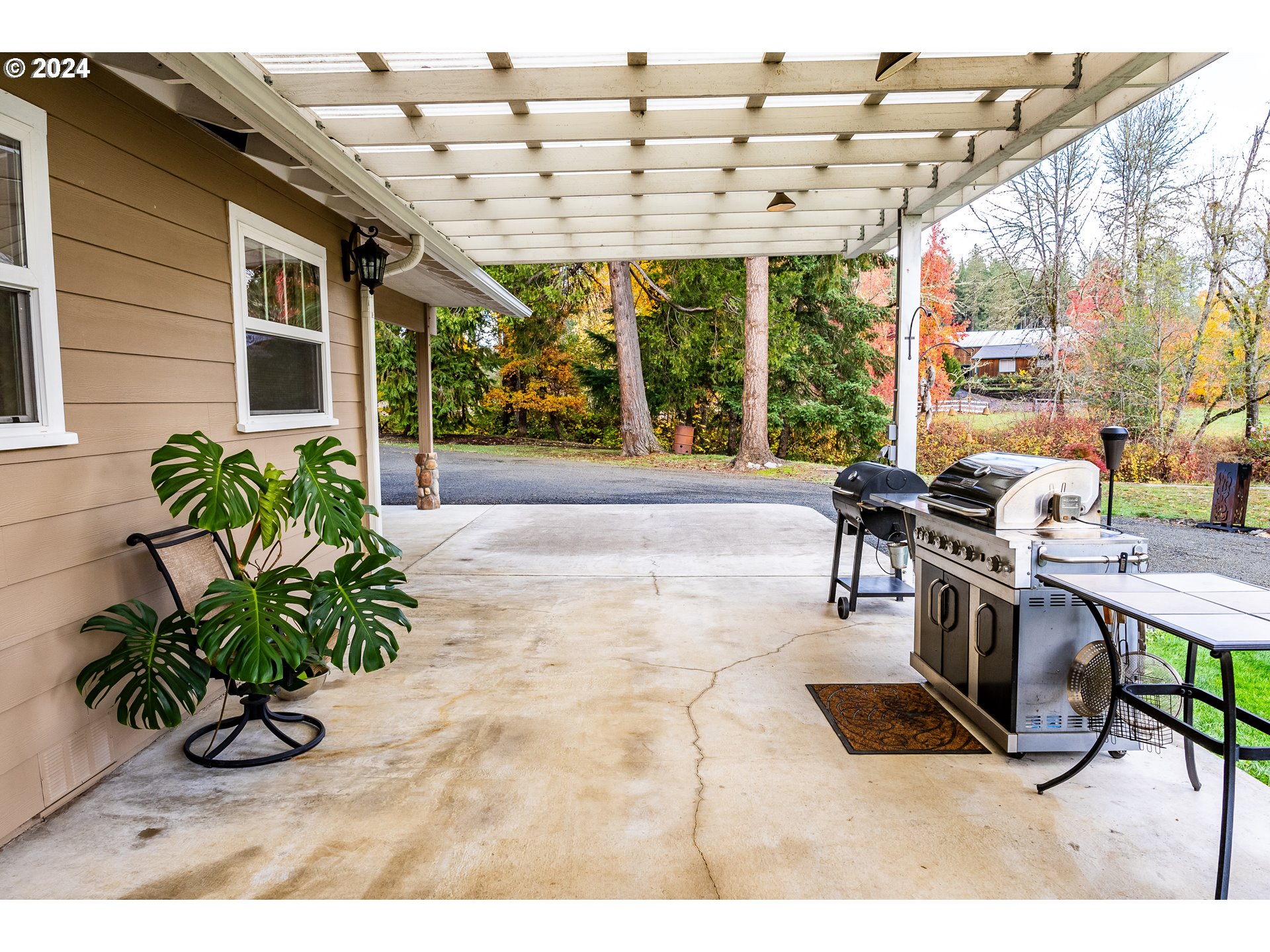 417 Elgarose Road Roseburg, OR 97471 - Photo 29 of 44 a living room with patio furniture and a potted plants