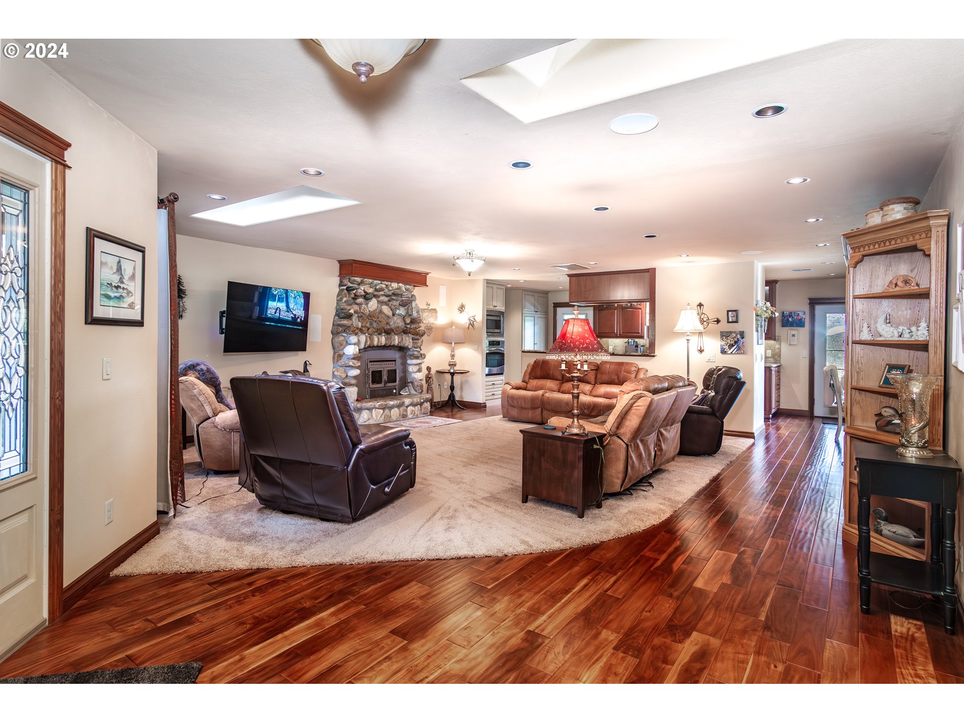 417 Elgarose Road Roseburg, OR 97471 - Photo 3 of 44 a living room with furniture and a flat screen tv