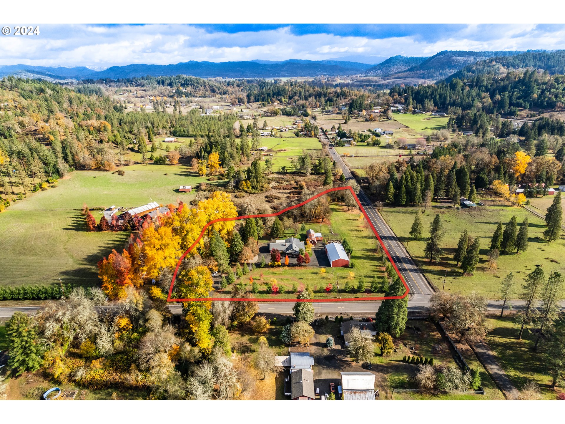 417 Elgarose Road Roseburg, OR 97471 - Photo 39 of 44 a view of a city with mountains