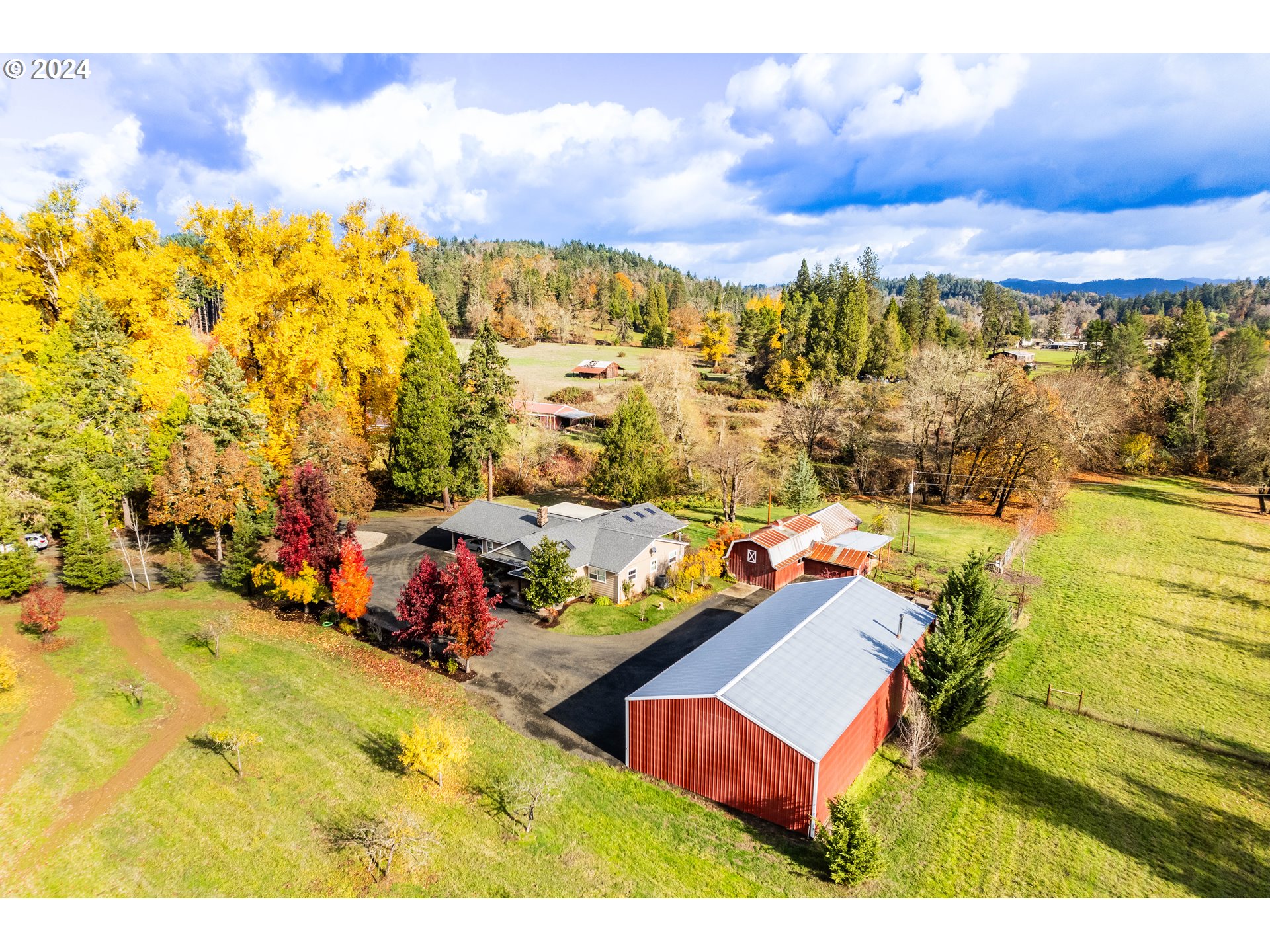 417 Elgarose Road Roseburg, OR 97471 - Photo 40 of 44 a view of a city with an ocean