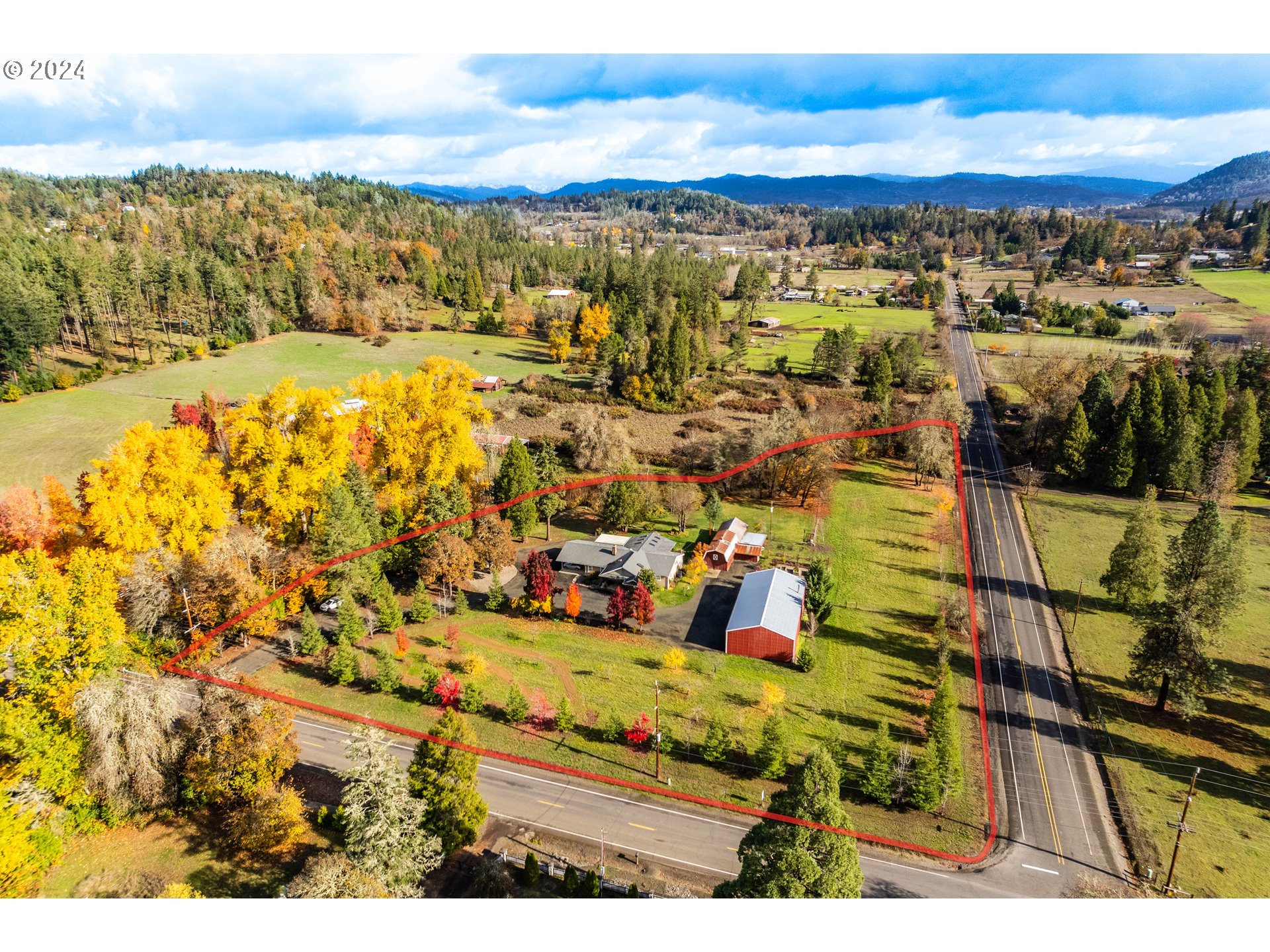 417 Elgarose Road Roseburg, OR 97471 - Photo 4 of 44 a view of a city