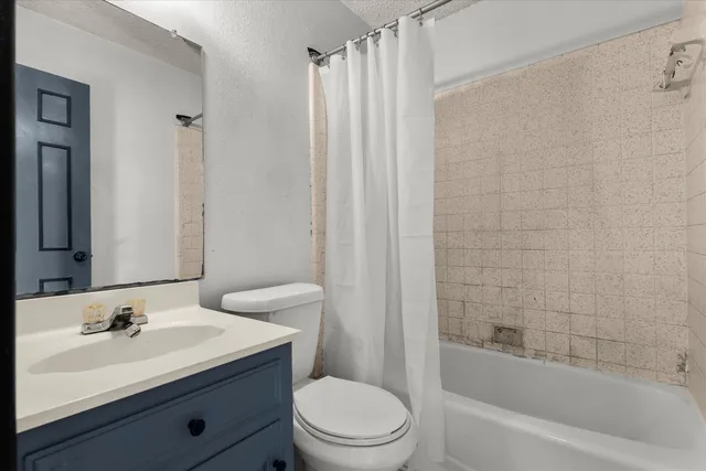 a view of room with window and ceiling fan