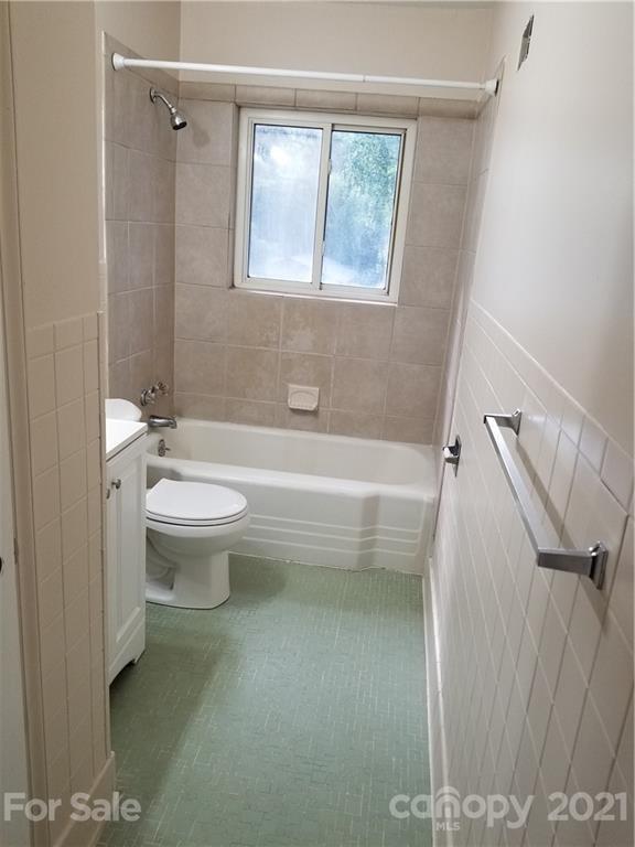2128 North Sharon Amity Road Charlotte, NC 28212 - Photo 5 of 15 a bathroom with a toilet a sink and a bathtub