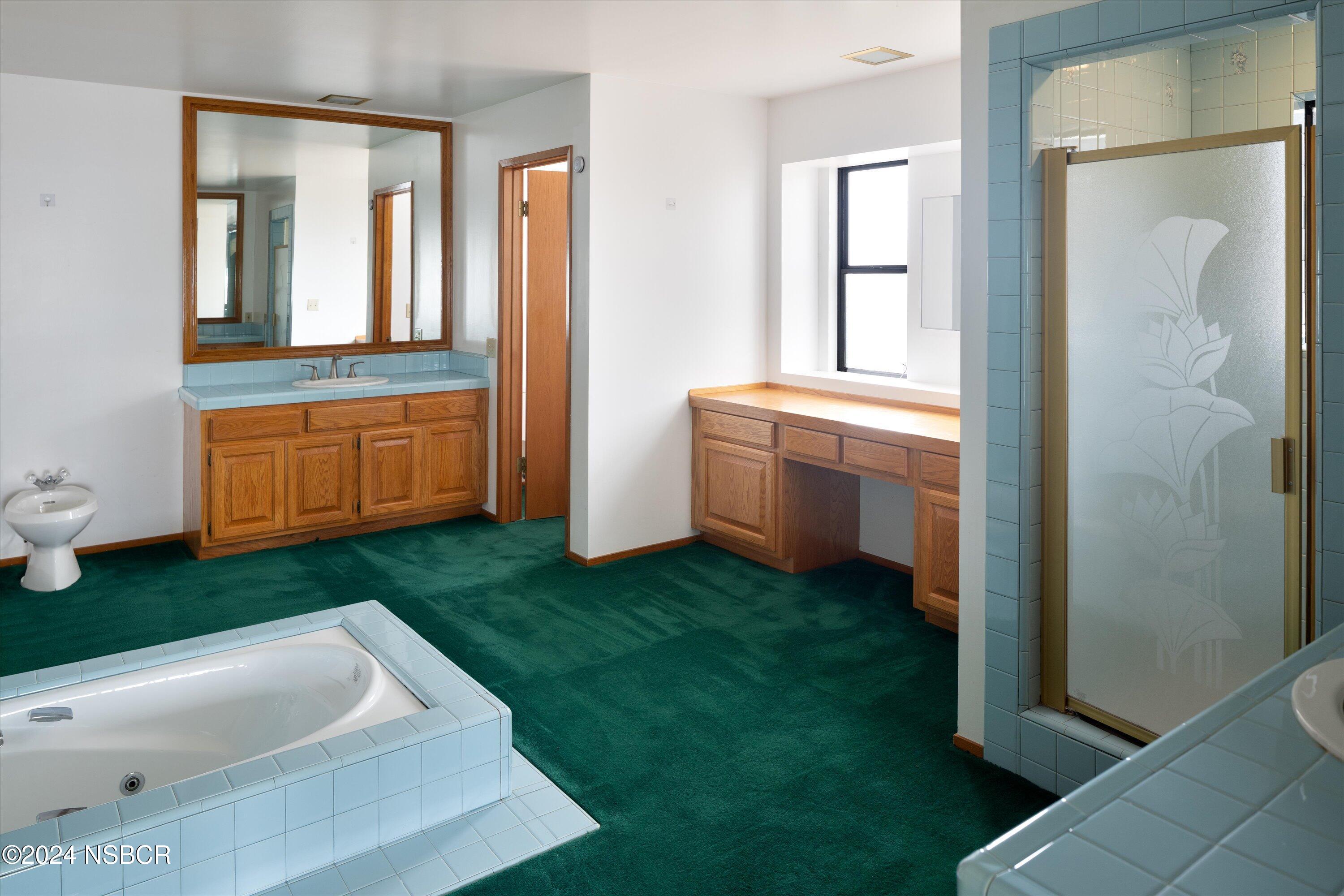 970 Onstott Road Lompoc, CA 93436 - Photo 21 of 38 a room that has a bed in it