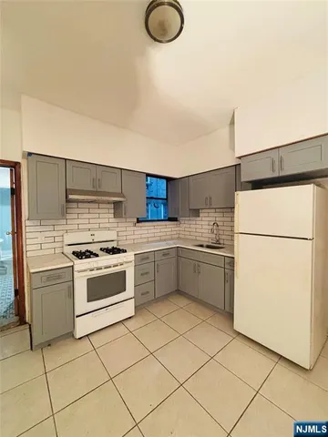 $2,000 | 739 Harrison Avenue, Harrison, NJ 07029