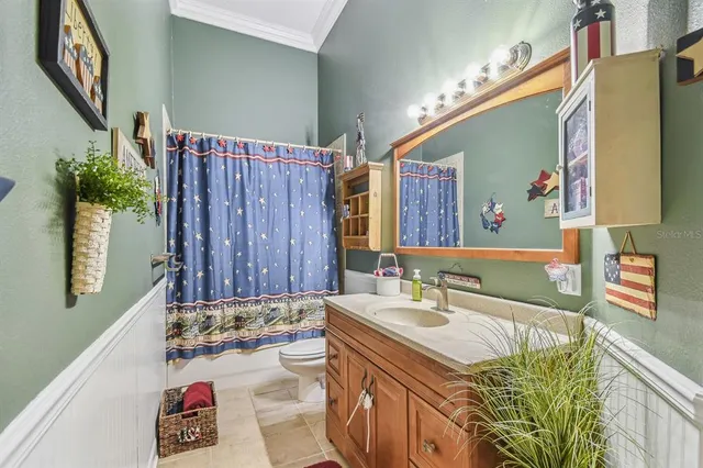 a en suite bathroom with a sink toilet and shower