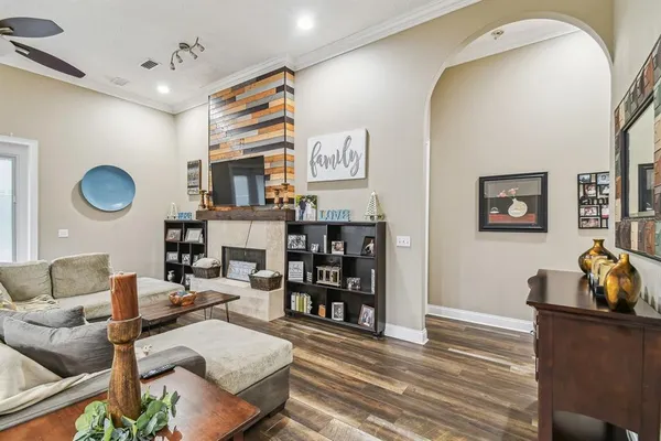 a view of a house with backyard and trees