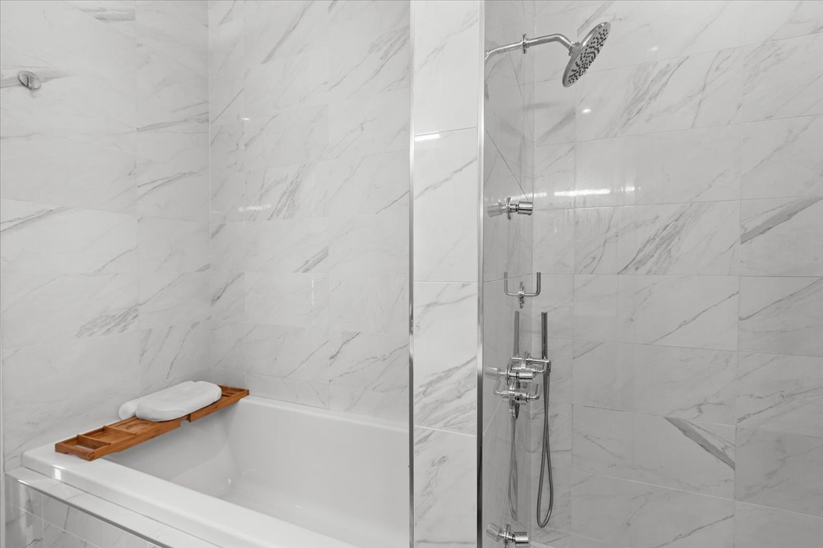 2773 North Hampden Court, Unit PH03 Chicago, IL 60614 - Photo 19 of 37 a bathroom with a tub and shower