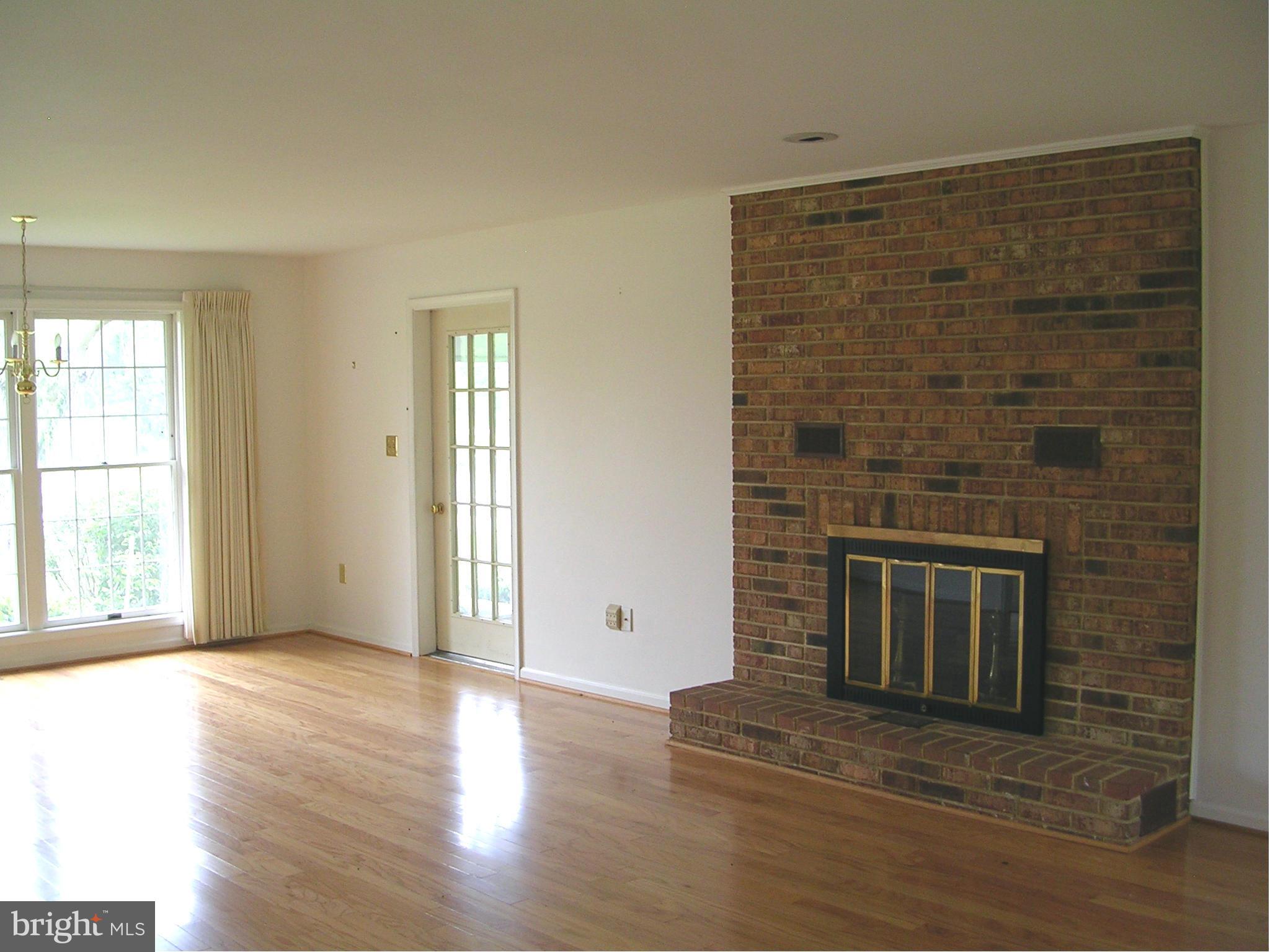4659 Bachelors Point Road Oxford, MD 21654 - Photo 3 of 30 Living Room
