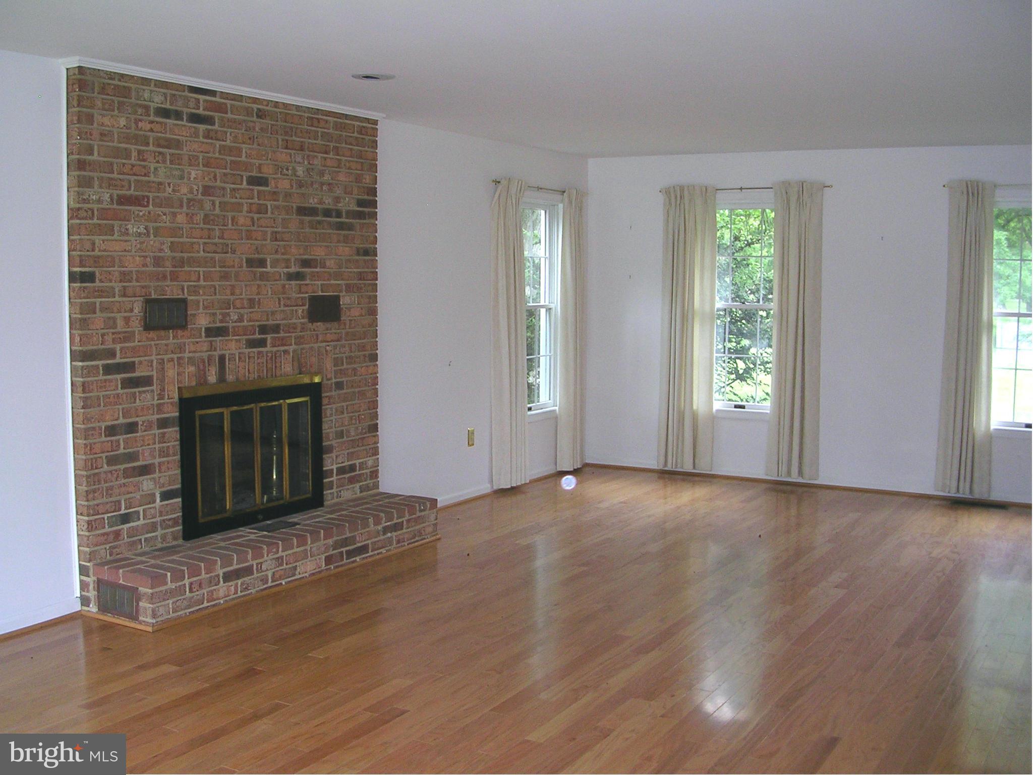 4659 Bachelors Point Road Oxford, MD 21654 - Photo 4 of 30 Living Room