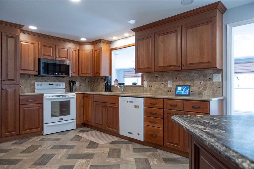 336 Paper Mill Road Westfield, MA 01085 - Photo 5 of 42