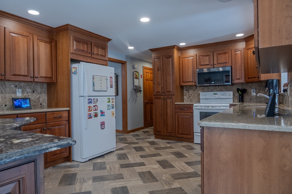 336 Paper Mill Road Westfield, MA 01085 - Photo 6 of 42