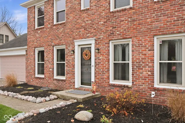 $315,000 | 7353 Fairway Cir E Drive, Indianapolis, IN 46236