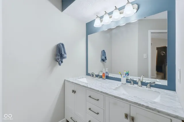 $315,000 | 7353 Fairway Cir E Drive, Indianapolis, IN 46236