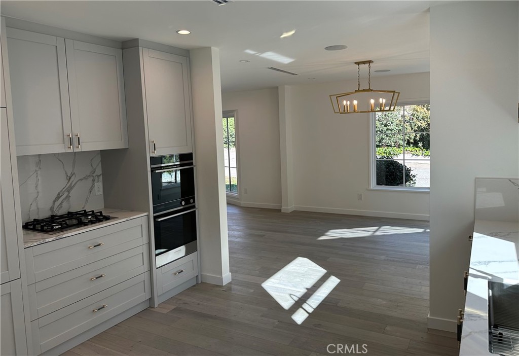 338 West Kenneth Road Glendale, CA 91202 - Photo 7 of 18
