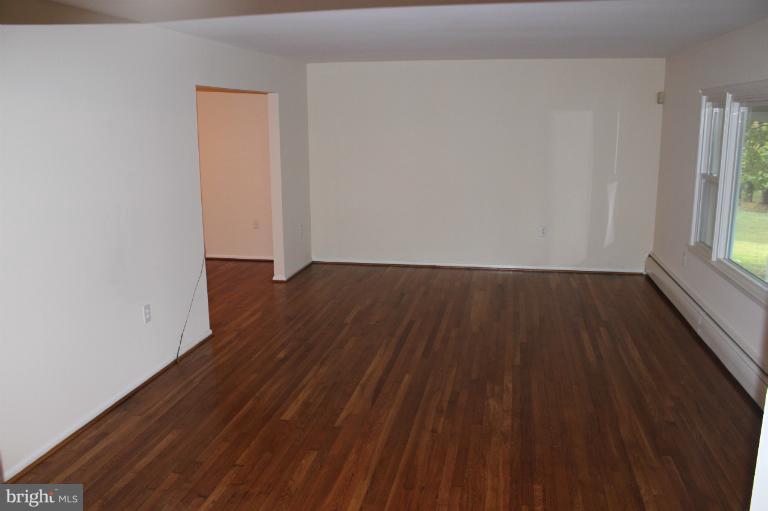 10477 Gorman Road Laurel, MD 20723 - Photo 14 of 20 Living Room