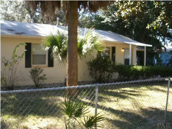 $695 | 2205 West Cross Street, Pensacola, FL 32505