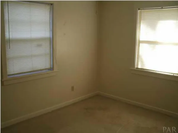 $695 | 2205 West Cross Street, Pensacola, FL 32505