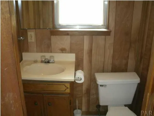 $695 | 2205 West Cross Street, Pensacola, FL 32505