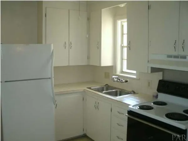 $695 | 2205 West Cross Street, Pensacola, FL 32505