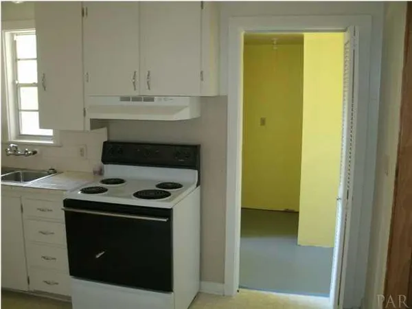 $695 | 2205 West Cross Street, Pensacola, FL 32505