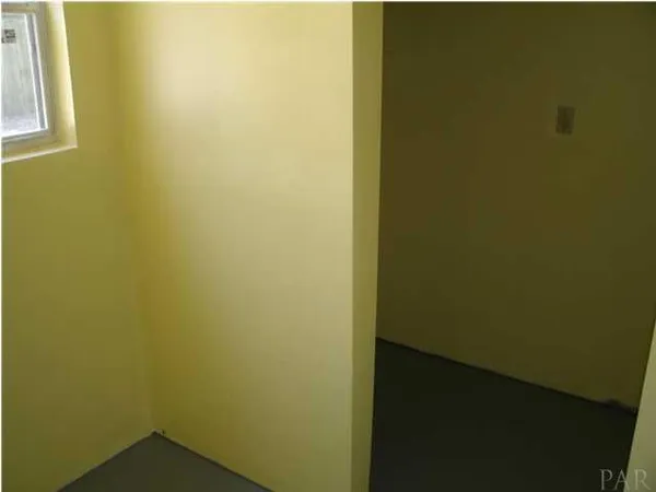 $695 | 2205 West Cross Street, Pensacola, FL 32505