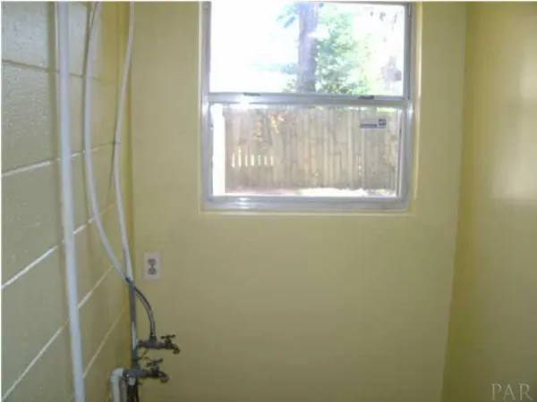 $695 | 2205 West Cross Street, Pensacola, FL 32505