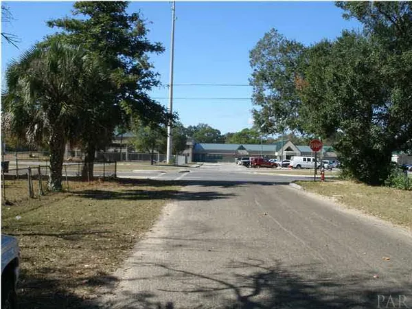 $695 | 2205 West Cross Street, Pensacola, FL 32505