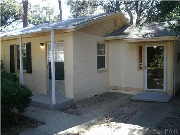 $695 | 2205 West Cross Street, Pensacola, FL 32505