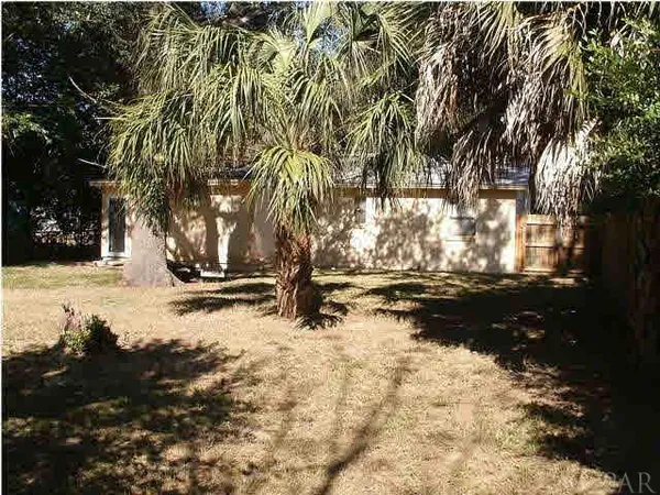 $695 | 2205 West Cross Street, Pensacola, FL 32505
