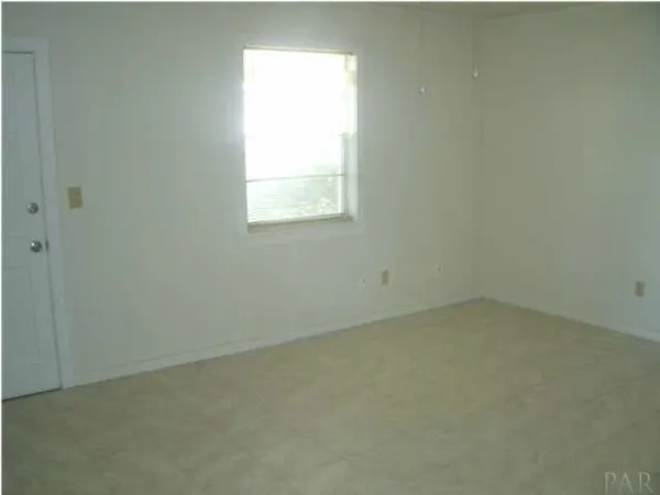 $695 | 2205 West Cross Street, Pensacola, FL 32505