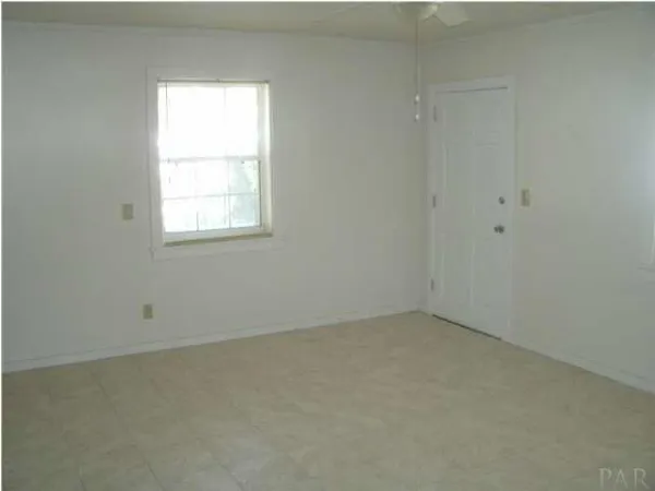 $695 | 2205 West Cross Street, Pensacola, FL 32505