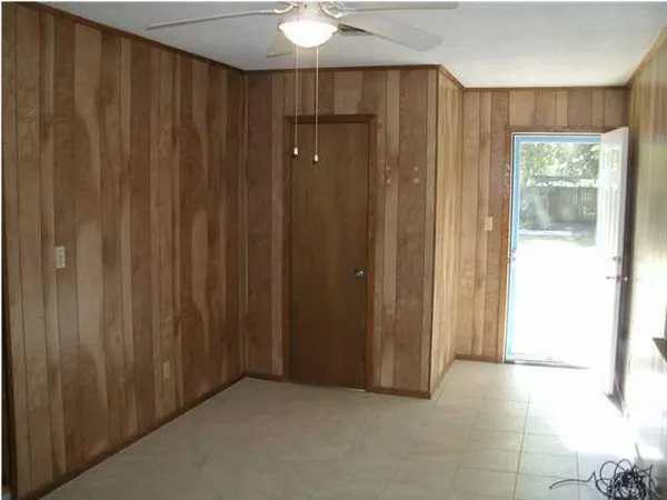 $695 | 2205 West Cross Street, Pensacola, FL 32505