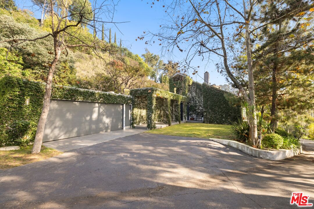 10549 Rocca Place Los Angeles, CA 90077 - Photo 21 of 22