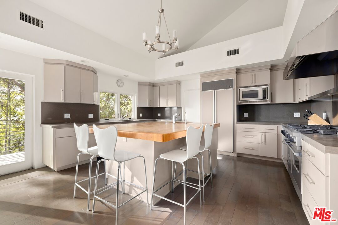 10549 Rocca Place Los Angeles, CA 90077 - Photo 9 of 22