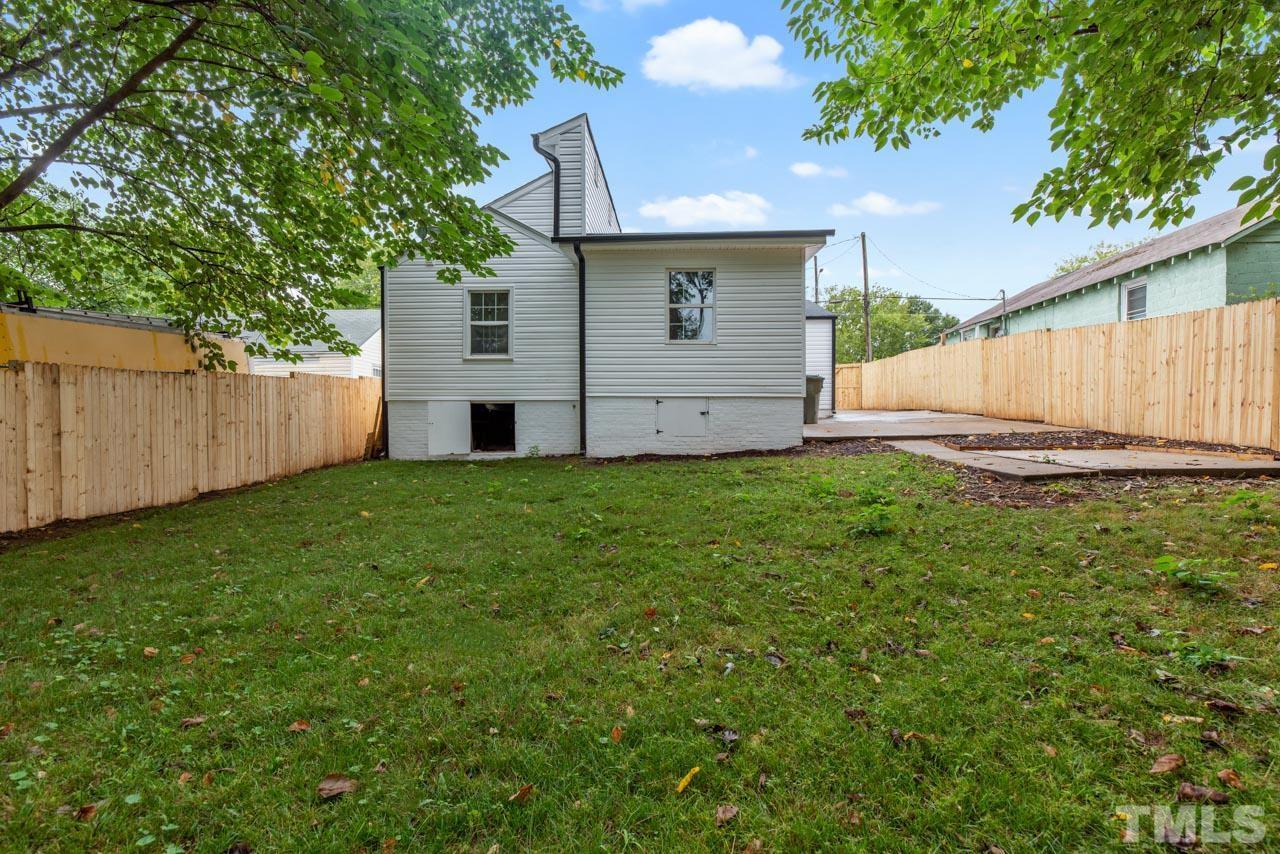 713 Quarry Street Raleigh, NC 27601 - Photo 24 of 26 a view of a back yard of the house