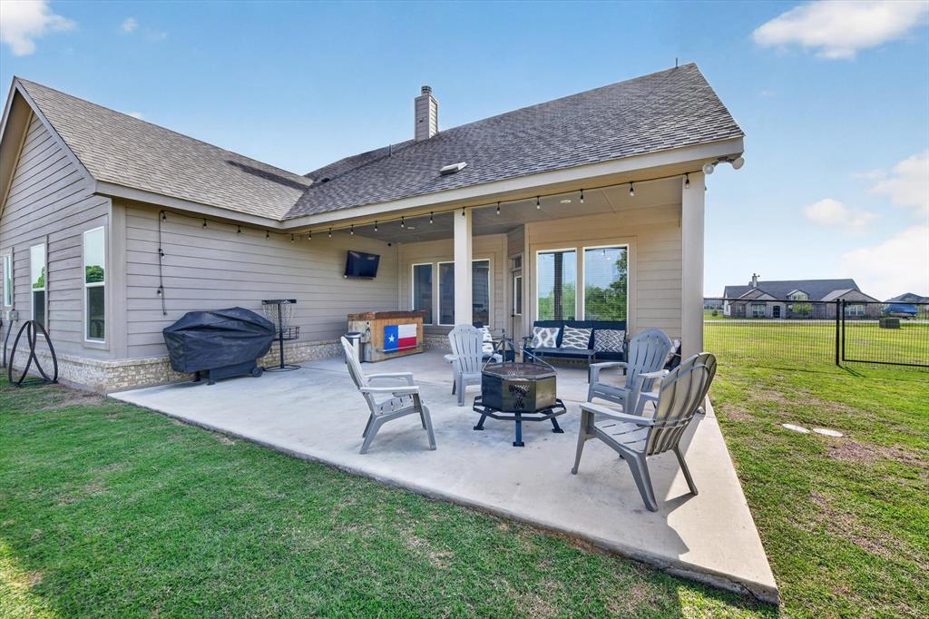 150 Chester Road Springtown, TX 76082 - Photo 36 of 40 a backyard of a house with table and chairs