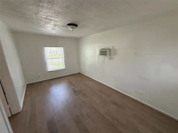 $795 | 119 Louis Davis Drive, Unit FRONT, Huntsville, TX 77320