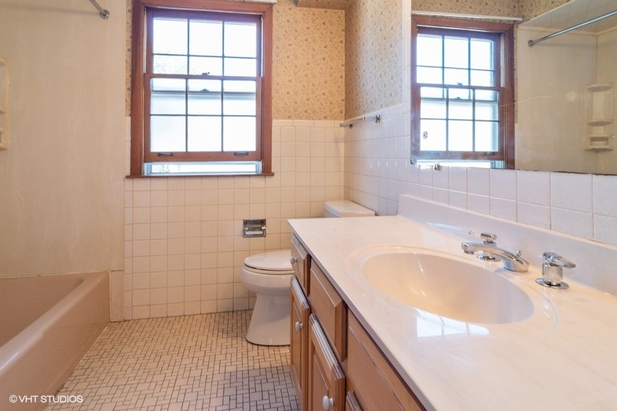 635 Spring Road Elmhurst, IL 60126 - Photo 14 of 16 a bathroom with a sink toilet and tub