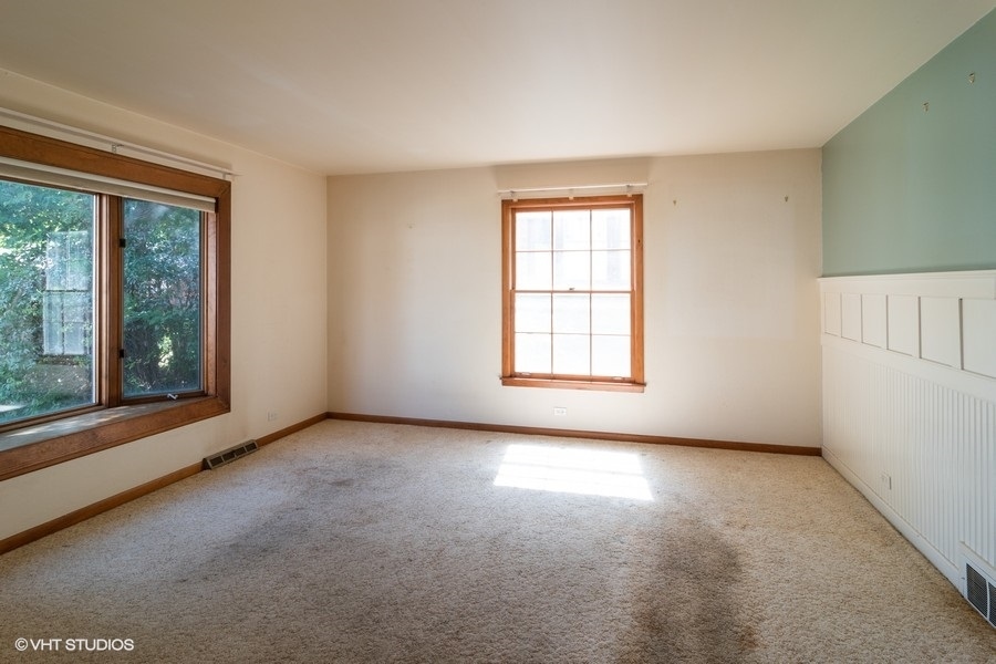 635 Spring Road Elmhurst, IL 60126 - Photo 7 of 16 an empty room with windows