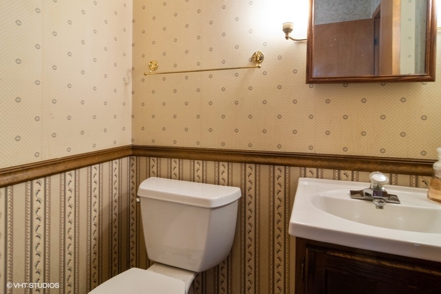 635 Spring Road Elmhurst, IL 60126 - Photo 8 of 16 a bathroom with a sink a toilet and mirror