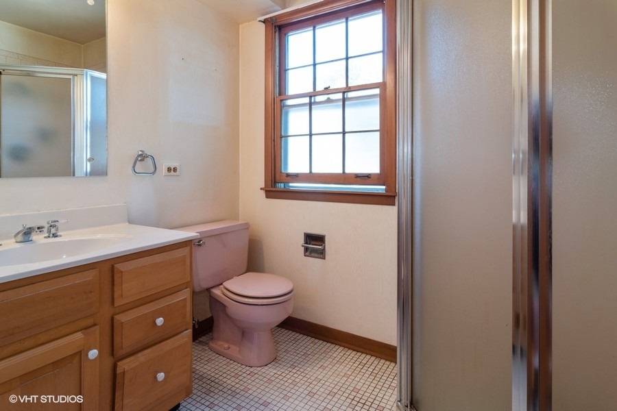 635 Spring Road Elmhurst, IL 60126 - Photo 10 of 16 a bathroom with a sink toilet and window