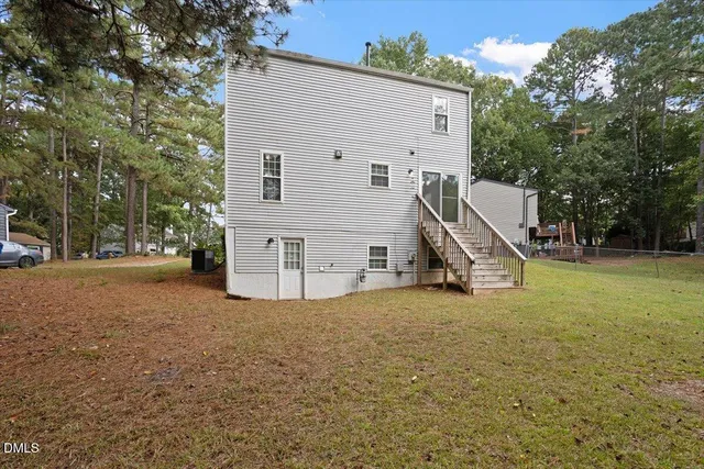a view of a house with a backyard