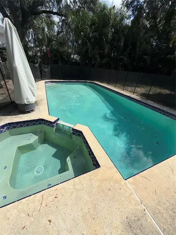 a view of a backyard